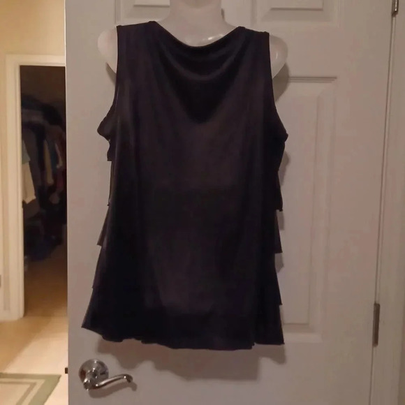 💙🌹 BLACK top with ruffles in front - Picture 12 of 13